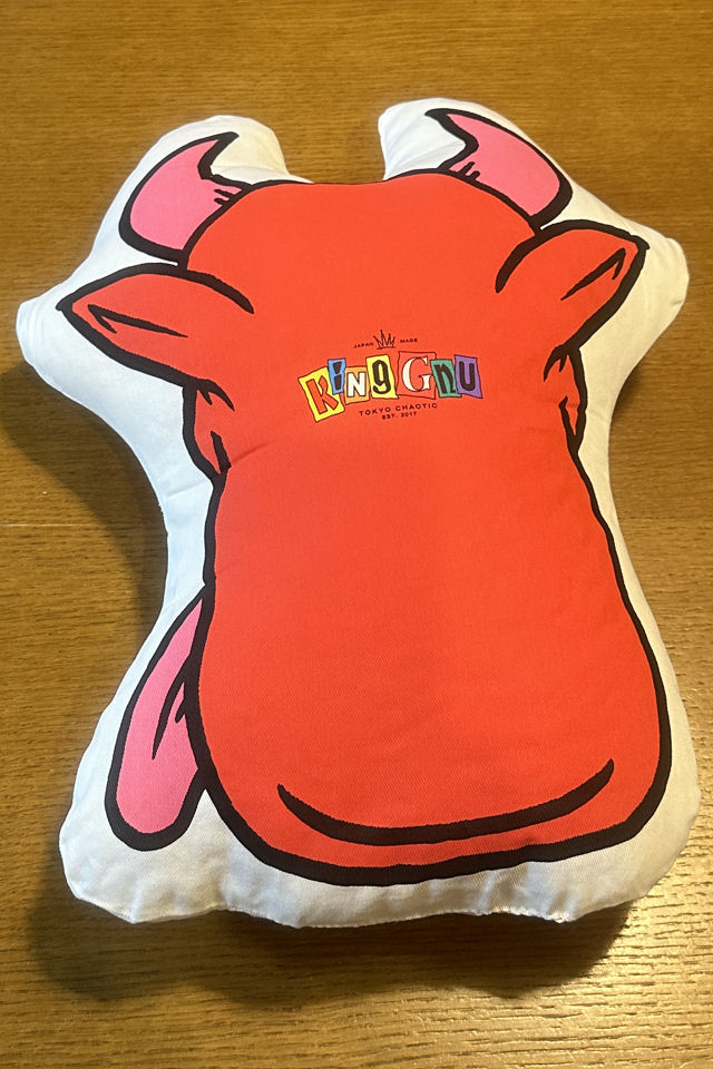 モーちゃん探検隊 : King Gnu の赤いフェイスクッション